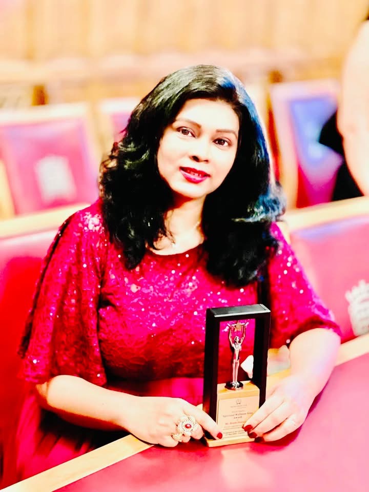 Dr. Bindu Bodanapu holding her award at the British Parliament